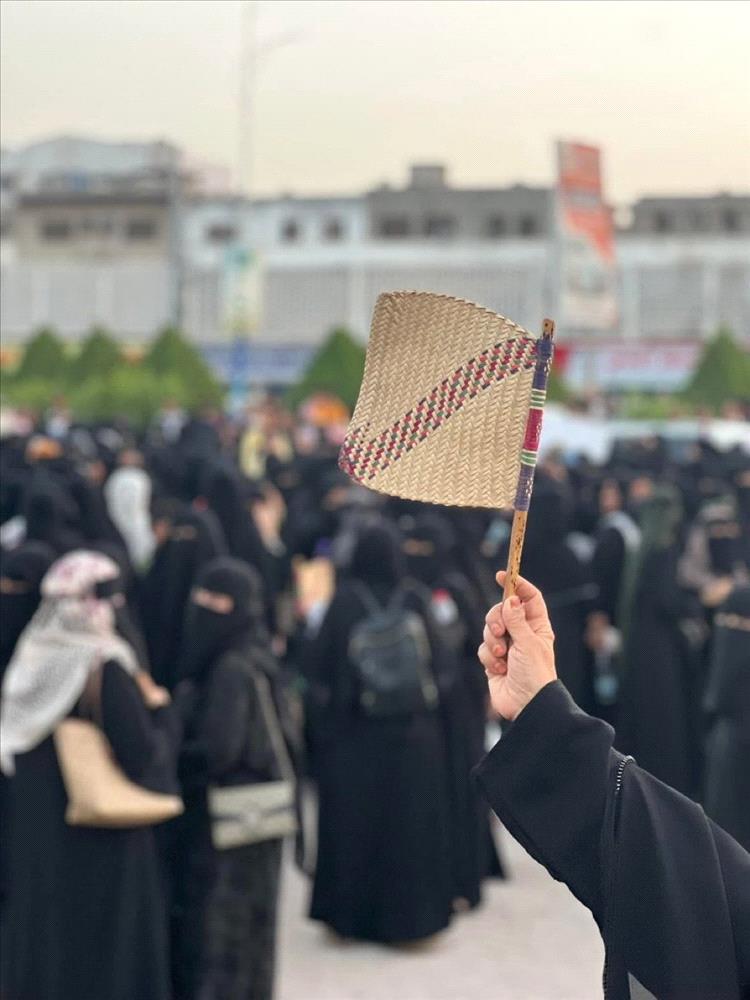مروحة "العزف" تتحول إلى راية رمزية في التظاهرات النسوية بعدن