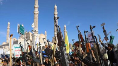 مسؤول حوثي يتوعد بتصفية قيادات من الجماعة ويصفهم بـ"الزنادقة"