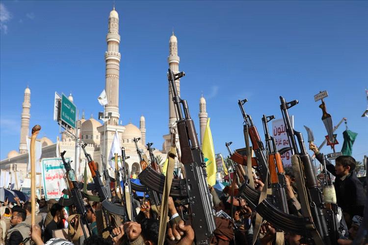 مسؤول حوثي يتوعد بتصفية قيادات من الجماعة ويصفهم بـ"الزنادقة"