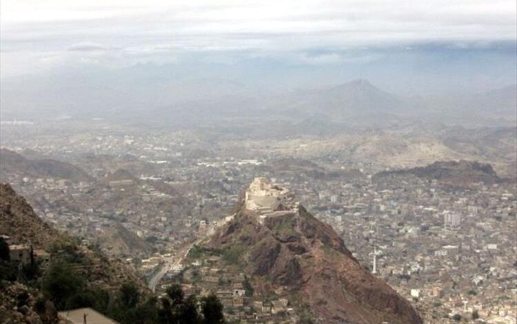 مسلحون يهاجمون منزل تاجر ويصيبون نجله بجروح خطيرة في تعز