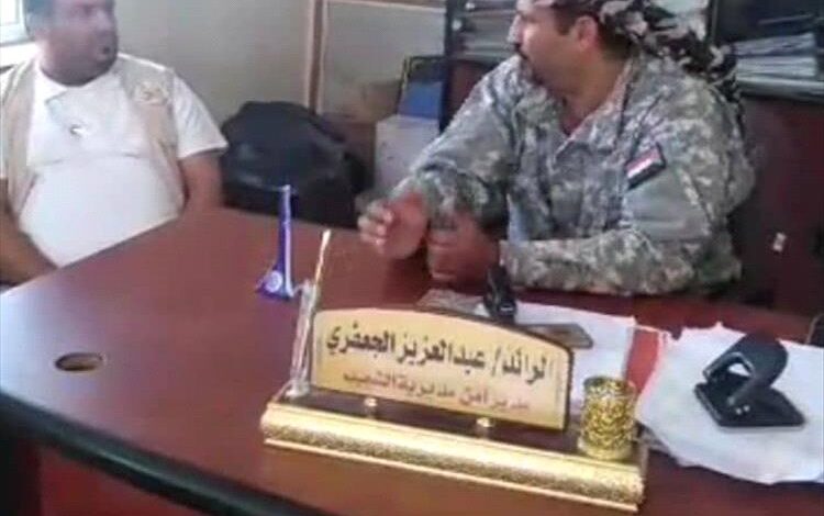 ممثل مكتب حقوق الإنسان محافظة الضالع د. عبدالسلام الشعيبي يزور الطفل الحدث المحتجز في إدارة أمن الشعيب