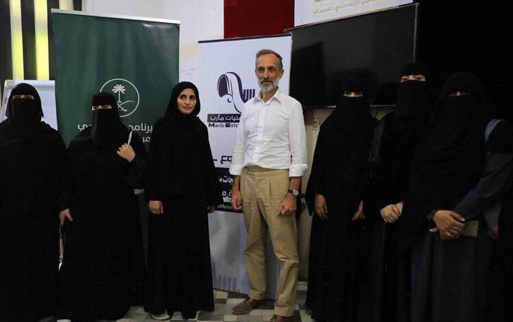 منسق الشؤون الإنسانية في اليمن يزور مؤسسة فتيات مأرب ويطّلع على تدخلاتها