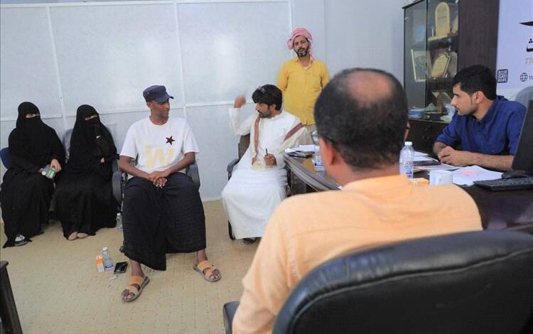 نائب مدير مركز اللغة المهرية بجامعة المهرة يناقش مع خريجي الحاسوب توظيف التقنية في خدمة اللغة المهرية
