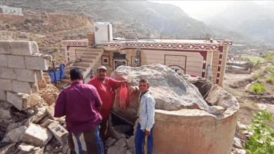 نجاة مواطنين من سقوط صخرة ضخمة بالضالع