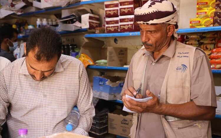 نزول ميداني مفاجئ للمحلات التجارية والمطاعم بميناء الوديعة البرّي لضبط الجودة والمواد منتهية الصلاحية والنظافة..