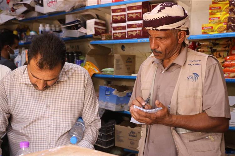 نزول ميداني مفاجئ للمحلات التجارية والمطاعم بميناء الوديعة البرّي لضبط الجودة والمواد منتهية الصلاحية والنظافة..
