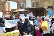 نساء تعز ينظمن وقفة احتجاجية للتنديد بتدهور الأوضاع الاقتصادية وغياب الخدمات