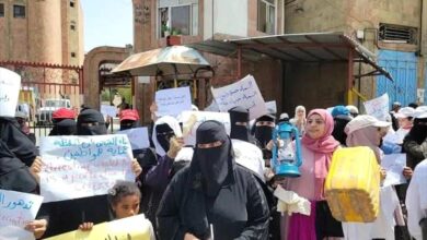 نساء تعز ينظمن وقفة احتجاجية للتنديد بتدهور الأوضاع الاقتصادية وغياب الخدمات