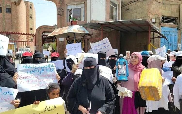 نساء تعز ينظمن وقفة احتجاجية للتنديد بتدهور الأوضاع الاقتصادية وغياب الخدمات