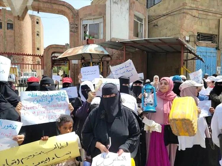 نساء تعز ينظمن وقفة احتجاجية للتنديد بتدهور الأوضاع الاقتصادية وغياب الخدمات