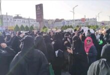 نساء عدن يشعلن ساحة العروض غضباً: ثورة في وجه الظلام