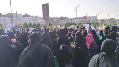 نساء عدن يشعلن ساحة العروض غضباً: ثورة في وجه الظلام