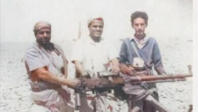 نشطاء من أبناء بلاد الواحدي ينشرون صور من أرشيف سلطة الواحدي لأحد أنواع أسلحة السلطنة