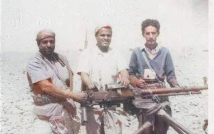 نشطاء من أبناء بلاد الواحدي ينشرون صور من أرشيف سلطة الواحدي لأحد أنواع أسلحة السلطنة