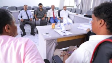 نيابة الدراسات العليا والبحث العلمي بكلية الآداب تنظم حلقة نقاشية علمية بعنوان "لغات اليمن ولهجاته في معاجم غريب اللغة"