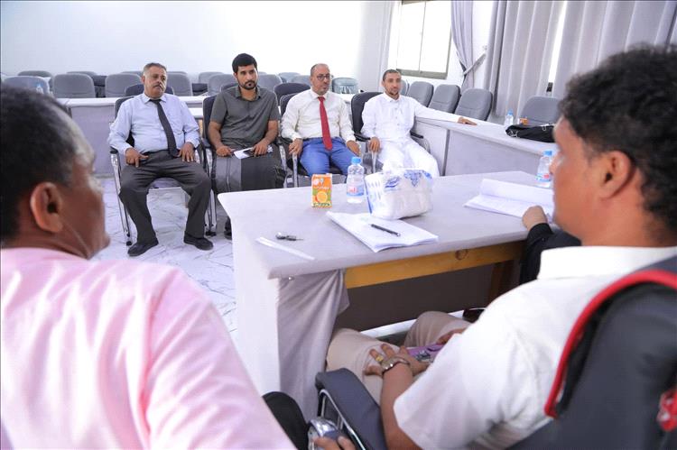 نيابة الدراسات العليا والبحث العلمي بكلية الآداب تنظم حلقة نقاشية علمية بعنوان "لغات اليمن ولهجاته في معاجم غريب اللغة"