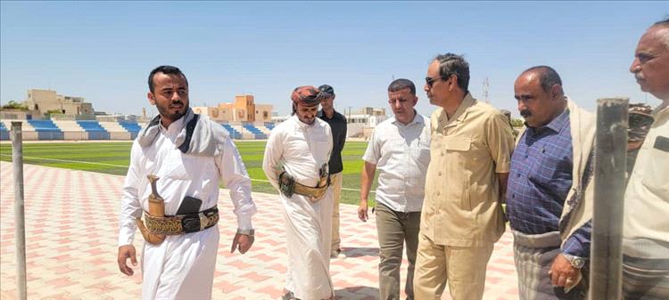 هشلة والأحمدي يتفقدان سير العمل في مشروع تأهيل ملعب الفقيد ناصر الخليفي بمدينة عتق