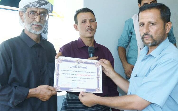 وفاء وعرفانا لدوره التربوي الرائد.. أبناء لباخة بالمحفد يمنحون الاستاذ القدير محمد سعيد مفتاح درع الوفاء