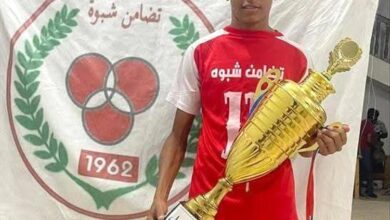 وفاة لاعب كرة قدم بعد سقوطه المفاجىء في أرضية الملعب بشبوة