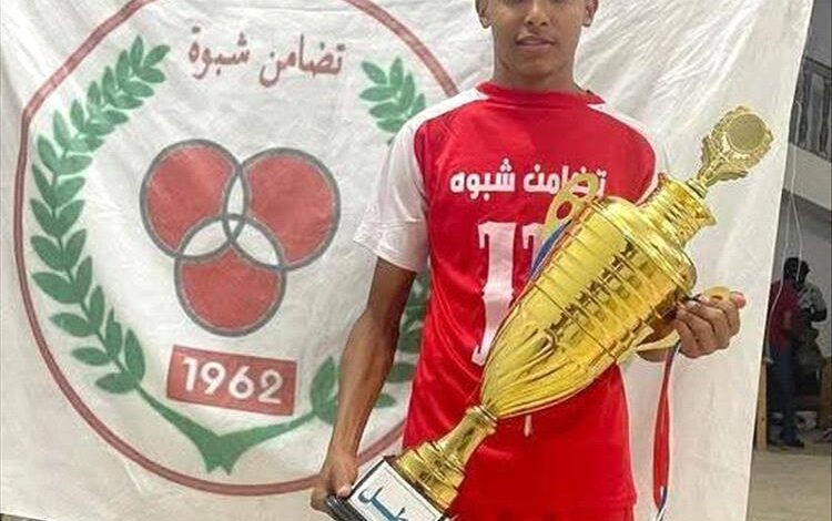 وفاة لاعب كرة قدم بعد سقوطه المفاجىء في أرضية الملعب بشبوة