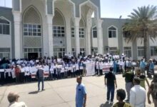 وقفة احتجاجية للأطباء والعاملين في مستشفيات تعز تنديداً بالتحريض الذي يستهدف هيئة مستشفى الثورة العام والقطاع الصحي في المحافظة