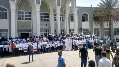 وقفة احتجاجية للأطباء والعاملين في مستشفيات تعز تنديداً بالتحريض الذي يستهدف هيئة مستشفى الثورة العام والقطاع الصحي في المحافظة