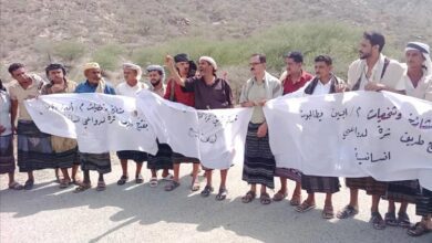 وقفة جماهيرية حاشدة في أبين تطالب بفتح طريق عقبة ثرة