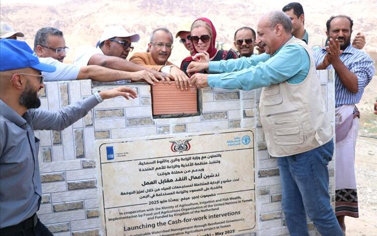وكيل حضرموت للشؤون الفنية ونائب السفير الهولندي ووفد الفاو يزورون مشروع إنشاء حاجز تحويلي لقناة النغيلية بمديرية حجر