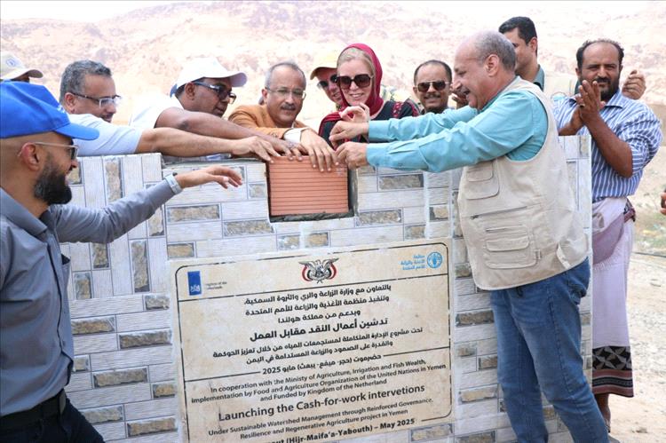 وكيل حضرموت للشؤون الفنية ونائب السفير الهولندي ووفد الفاو يزورون مشروع إنشاء حاجز تحويلي لقناة النغيلية بمديرية حجر