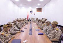 الإرياني وبن عزيز يترأسان اجتماعاً موسعاً لرؤساء الهيئات وعدد من قيادات المناطق العسكرية
