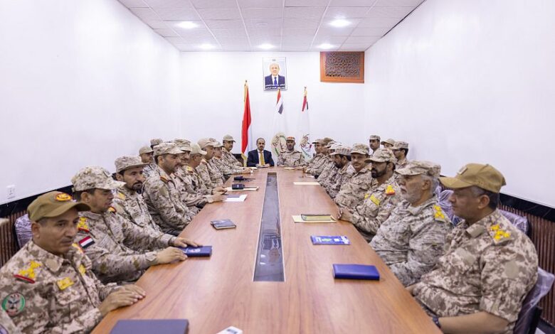 الإرياني وبن عزيز يترأسان اجتماعاً موسعاً لرؤساء الهيئات وعدد من قيادات المناطق العسكرية
