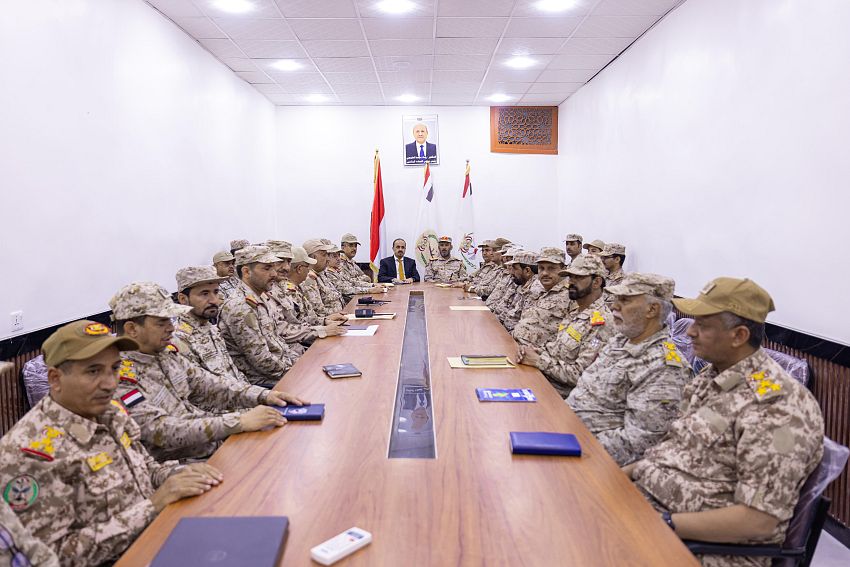 الإرياني وبن عزيز يترأسان اجتماعاً موسعاً لرؤساء الهيئات وعدد من قيادات المناطق العسكرية