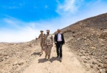 الإرياني وبن عزيز يزوران المنطقة العسكرية السابعة ويتفقدان الأبطال في المواقع المتقدمة