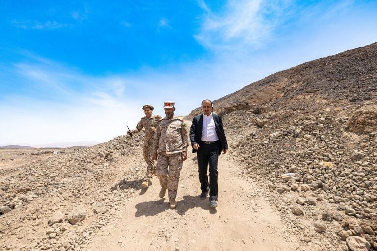 الإرياني وبن عزيز يزوران المنطقة العسكرية السابعة ويتفقدان الأبطال في المواقع المتقدمة