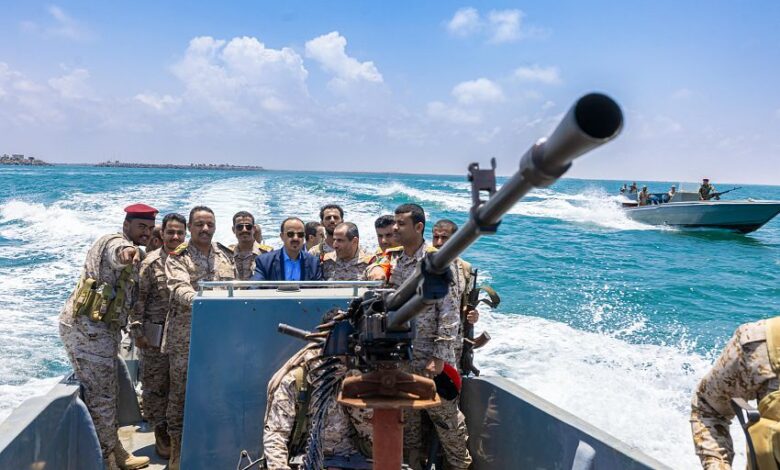 الإرياني يزور قوات التشكيل البحري بالمنطقة الخامسة ويشيد بجهوده في تأمين الجزر
