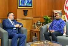 السفير باحميد يبحث مع مسؤول ماليزي القضايا المتعلقة بأوضاع الجالية اليمنية