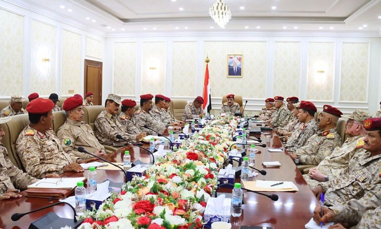 الفريق الركن الداعري يترأس اجتماعاً موسعاً لقيادة وزارة الدفاع ورؤساء الهيئات ومدراء الدوائر