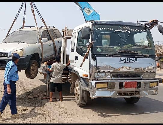 المخا.. شرطة السير تنفذ حملة مرورية لضبط مخالفي الوقوف العشوائي