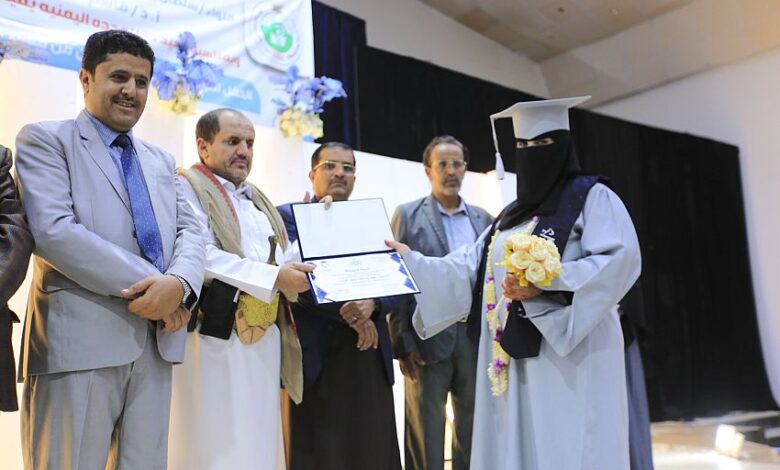 المعهد العالي للعلوم الصحية بمأرب يحتفي بتخريج الدفعة الثامنة مساعد طبيب