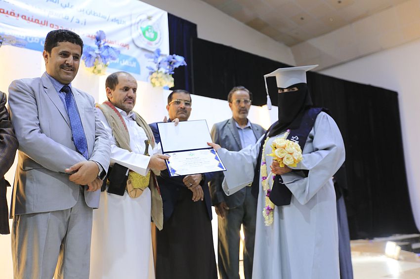المعهد العالي للعلوم الصحية بمأرب يحتفي بتخريج الدفعة الثامنة مساعد طبيب