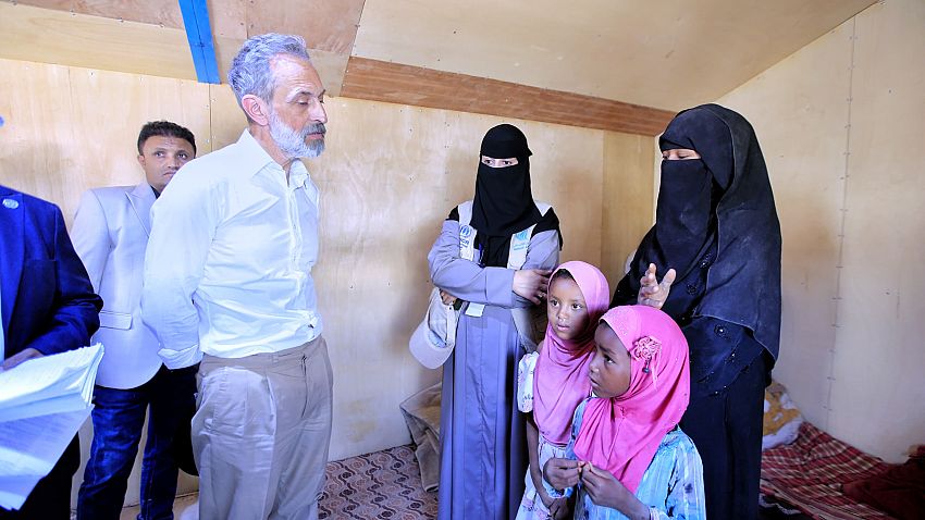 المنسق الاممي للشؤون الانسانية يطلع على الاوضاع الانسانية في مخيمات النازحين بمأرب