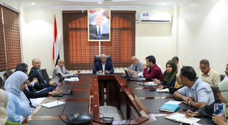 الوزير الشرجبي يبحث مع الفريق الفني للبنك الدولي التحضيرات الجارية لإطلاق سلسلة مشاريع المياه