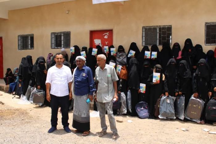 "الوصول الإنساني" تدعم 300 طالب بحقائب مدرسية في الحديدة