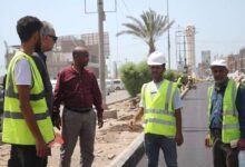 بدء سفلتة طريق حيوي بمديرية الشيخ عثمان في عدن