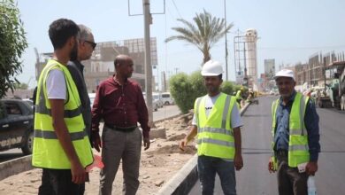 بدء سفلتة طريق حيوي بمديرية الشيخ عثمان في عدن