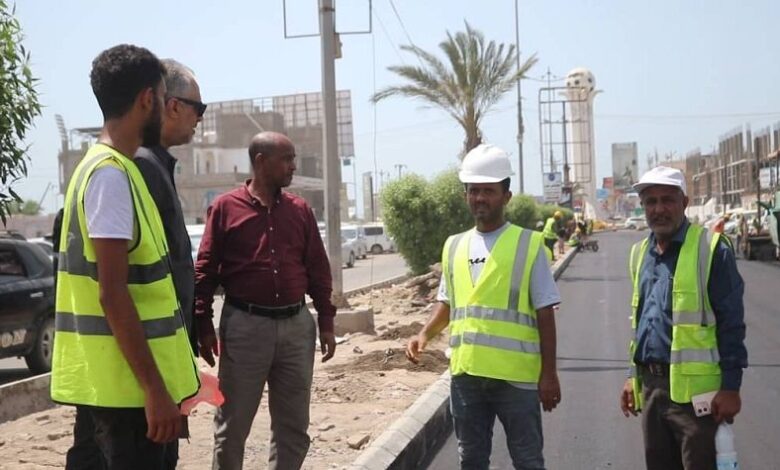 بدء سفلتة طريق حيوي بمديرية الشيخ عثمان في عدن