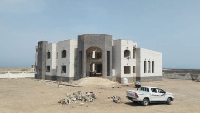 تعز.. بدء مشروع ترميم وإعادة تأهيل المجمع الحكومي لمديرية ذو باب المندب بدعم من طارق صالح
