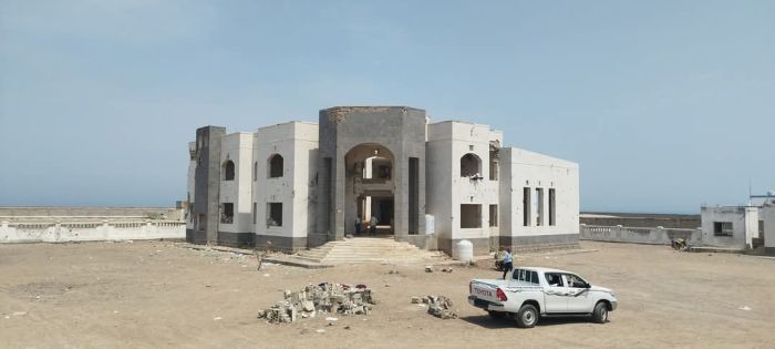 تعز.. بدء مشروع ترميم وإعادة تأهيل المجمع الحكومي لمديرية ذو باب المندب بدعم من طارق صالح