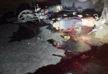حادث مروع لدراجتين ناريتين في المكلا يتسبب في وفاة شخص وإصابة اثنين آخرين (صور)