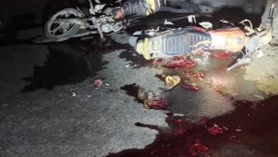 حادث مروع لدراجتين ناريتين في المكلا يتسبب في وفاة شخص وإصابة اثنين آخرين (صور)